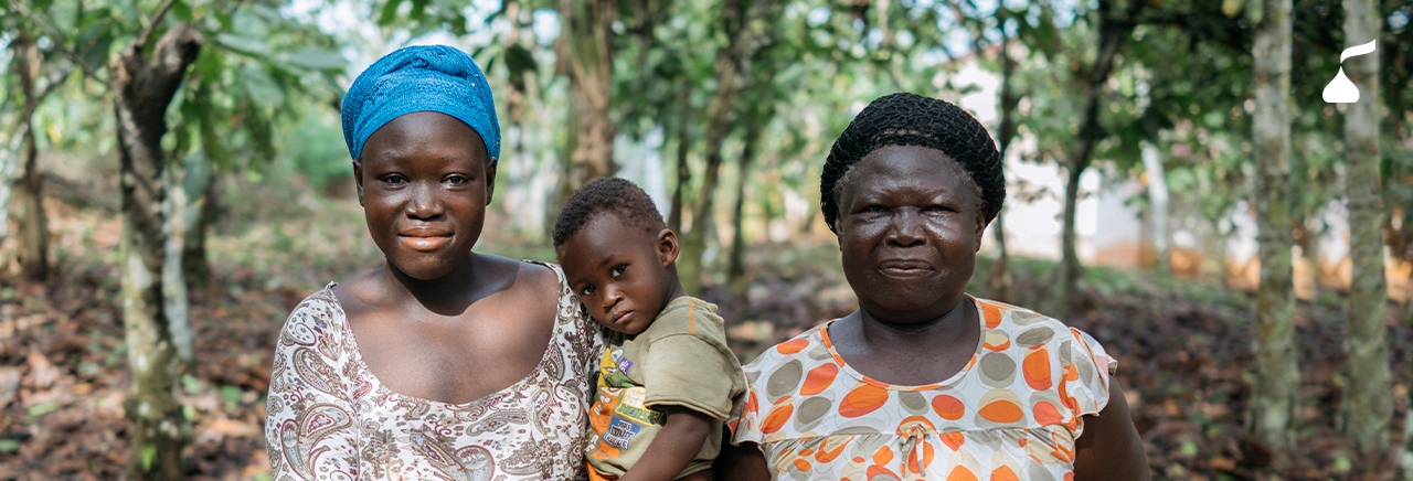 Família em uma comunidade produtora de cacau na África Ocidental